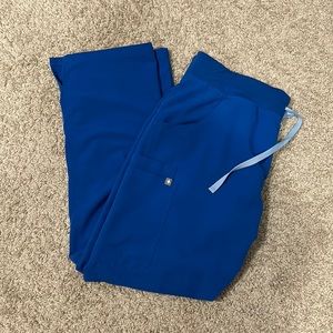Figs Kade Cargo Scrub Pants in size large